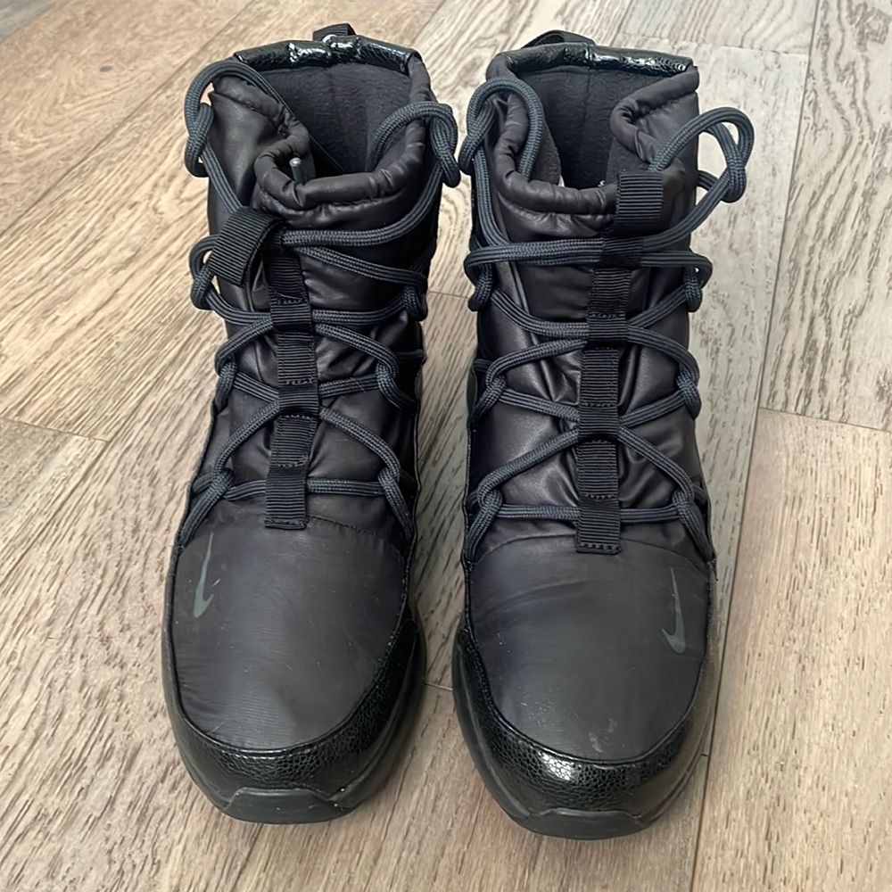 Women’s NIKE Tanjun High rise boots